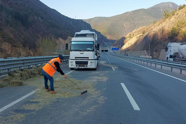 Foto - Tur midibüsü ile kamyonet çarpıştı: 2 yaralı