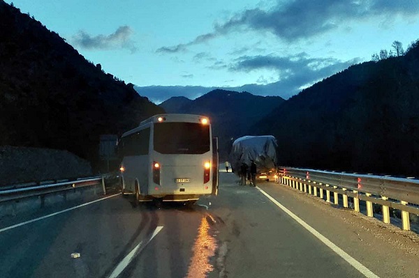 Foto - Tur midibüsü ile kamyonet çarpıştı: 2 yaralı