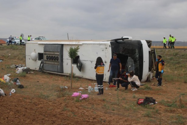 Tur otobüsü devrildi: Çok sayıda yaralı var