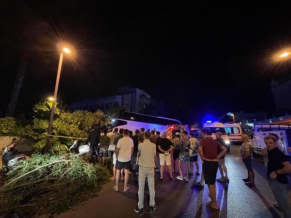 Tur otobüsünün sürücüsü feci şekilde can verdi