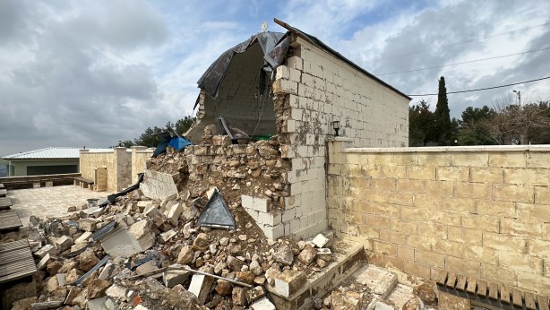 Foto - Türbenin yarısı çöktü! Vatandaşlar çağrıda bulundu