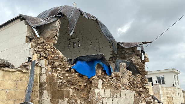 Foto - Türbenin yarısı çöktü! Vatandaşlar çağrıda bulundu