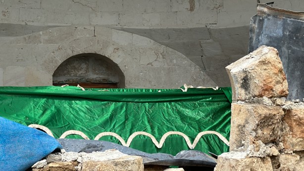 Foto - Türbenin yarısı çöktü! Vatandaşlar çağrıda bulundu