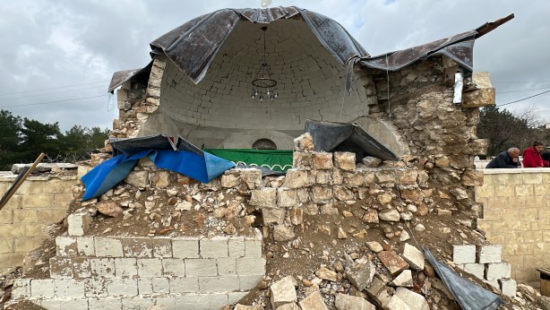 Türbenin yarısı çöktü! Vatandaşlar çağrıda bulundu