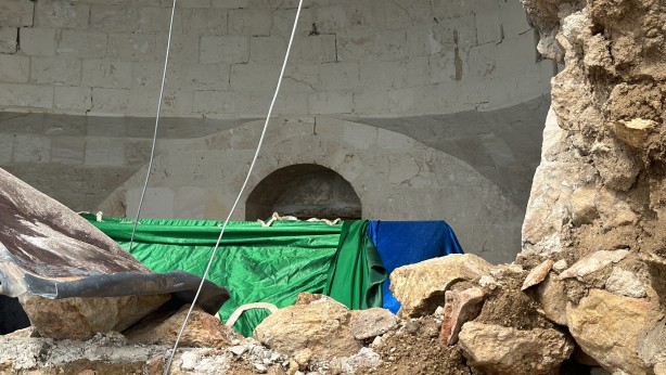 Foto - Türbenin yarısı çöktü! Vatandaşlar çağrıda bulundu