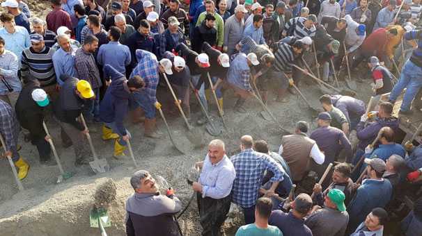 Türbeye yüzlerce köylü gönüllü oldu