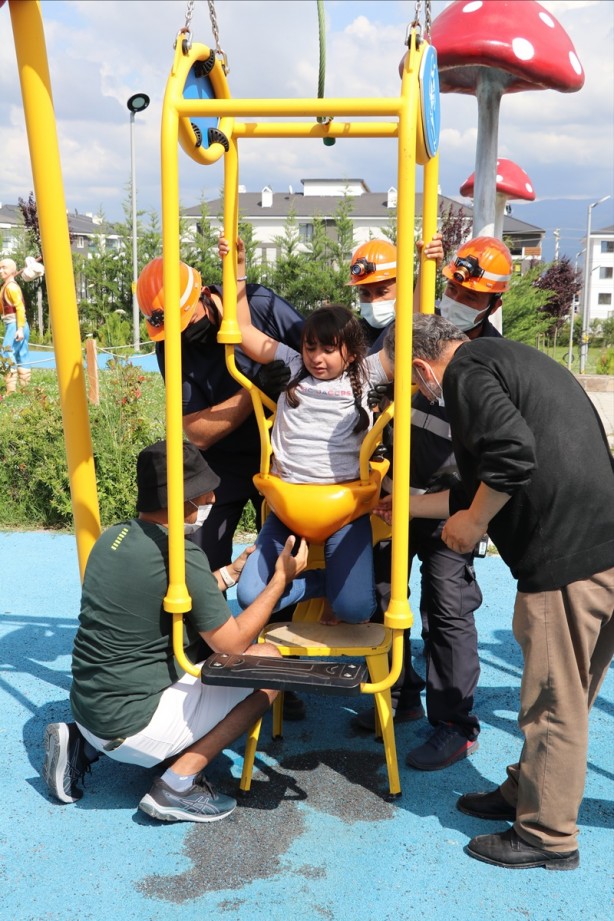 Turist çocuk, salıncağa sıkıştı