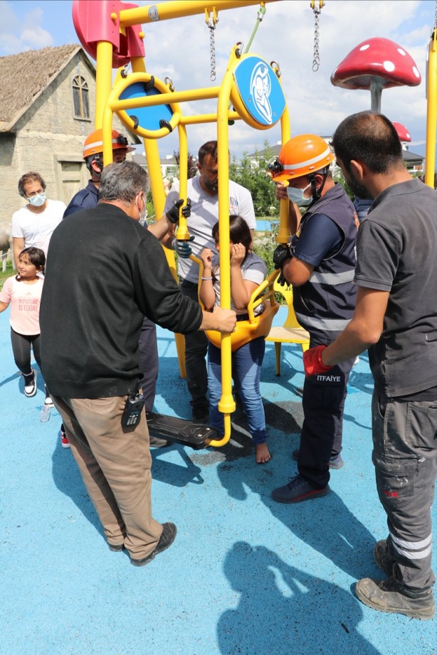 Foto - Turist çocuk, salıncağa sıkıştı