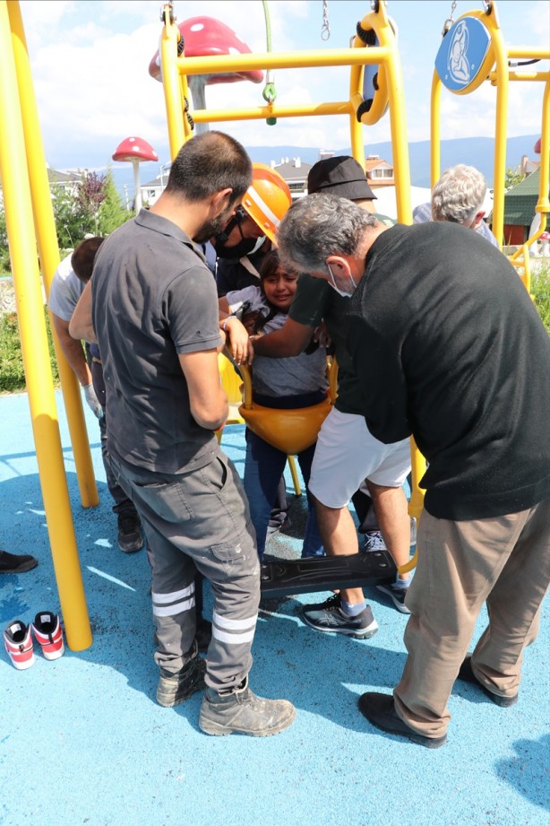 Foto - Turist çocuk, salıncağa sıkıştı