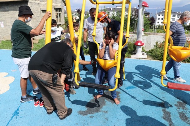 Foto - Turist çocuk, salıncağa sıkıştı