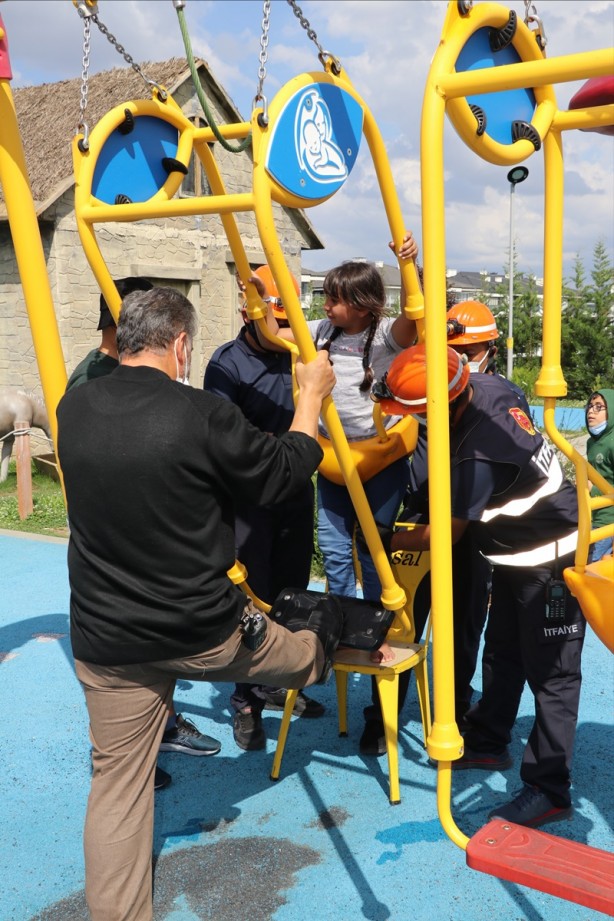 Foto - Turist çocuk, salıncağa sıkıştı