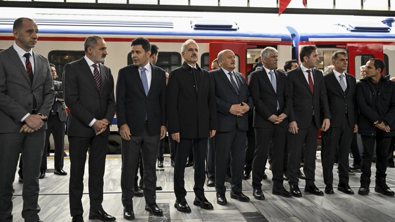 Turistik Doğu Ekspresi yeni sezona başladı! Bakan Uraloğlu ilk seferi uğurladı
