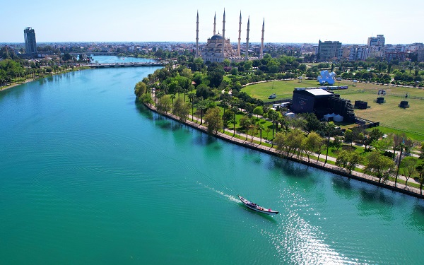 Turistler güzelliğiyle mest oldu! Burası Venedik değil Adana