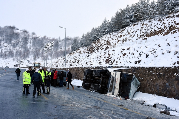 Foto - Turistleri taşıyan midibüs devrildi... Çok sayıda yaralı var