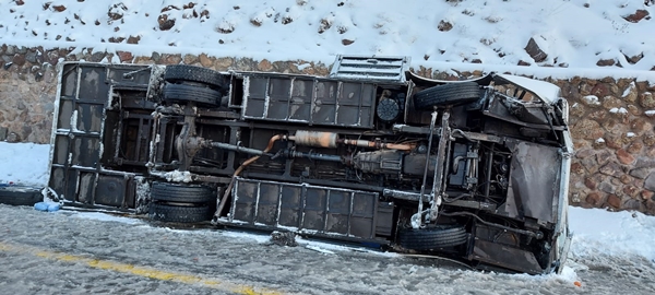 Turistleri taşıyan midibüs devrildi... Çok sayıda yaralı var