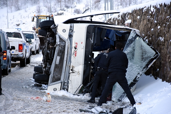 Foto - Turistleri taşıyan midibüs devrildi... Çok sayıda yaralı var