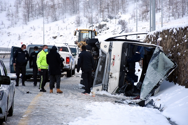 Foto - Turistleri taşıyan midibüs devrildi... Çok sayıda yaralı var