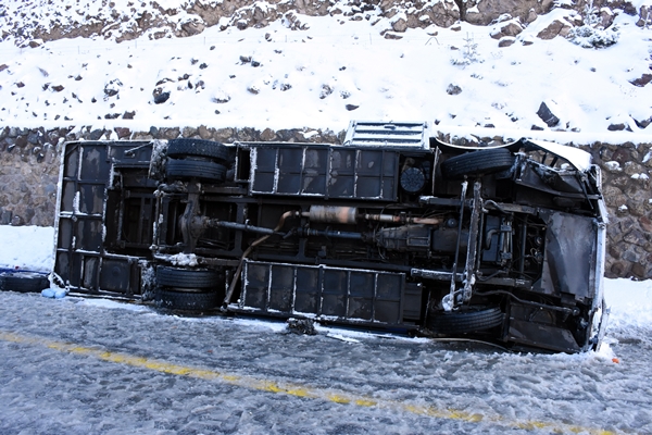 Foto - Turistleri taşıyan midibüs devrildi... Çok sayıda yaralı var