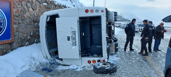Foto - Turistleri taşıyan midibüs devrildi... Çok sayıda yaralı var