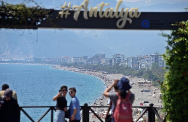 Turizmde büyük hareketlilik! 'Millet aç' dediler otelleri doldurdular!