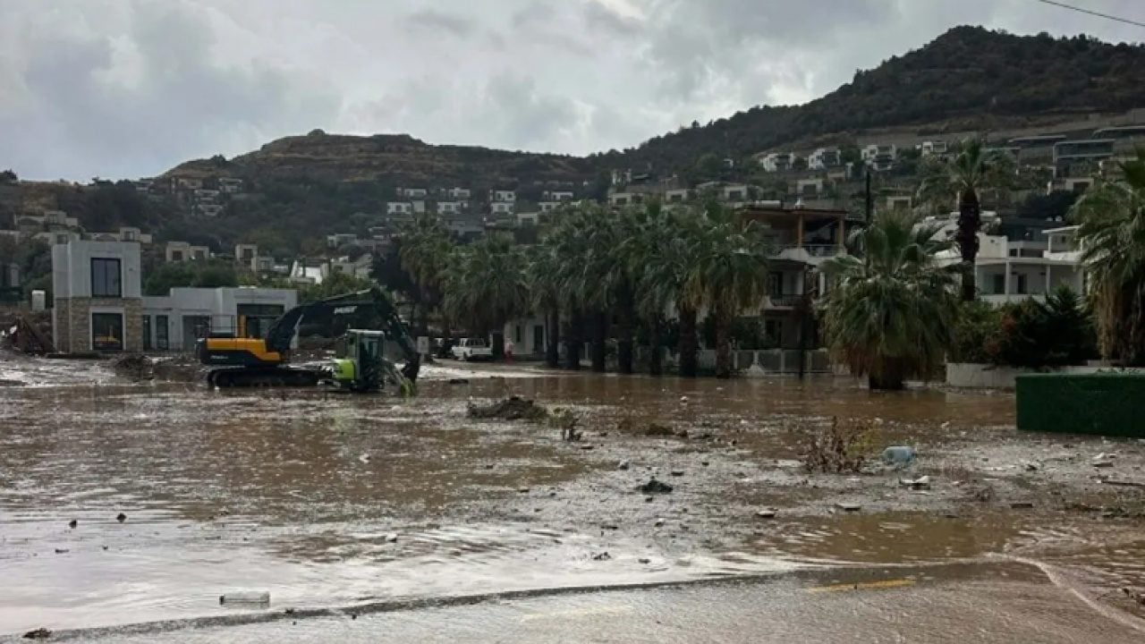 Foto - Turizmin başkentini sel bastı! Bütün ilçe sular altında kaldı!