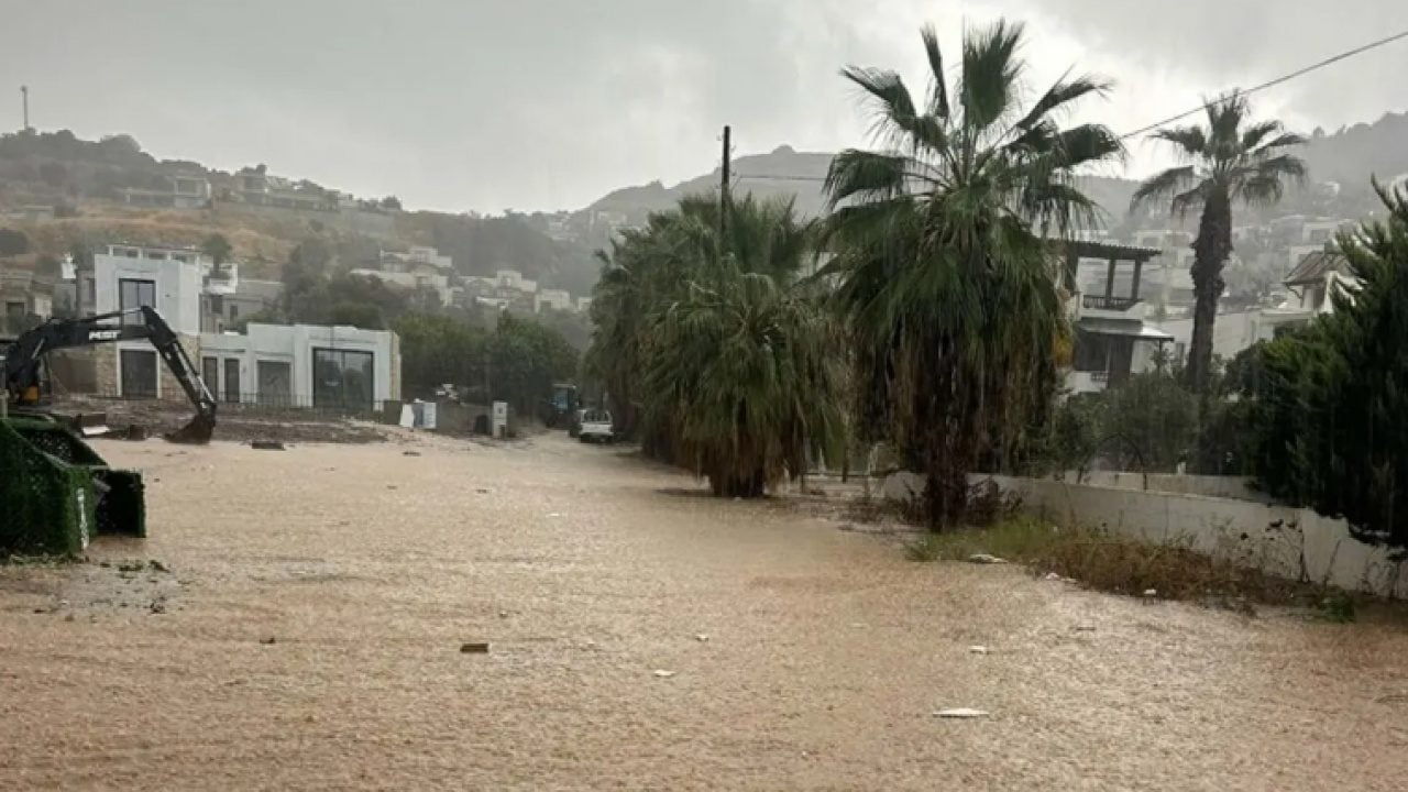 Foto - Turizmin başkentini sel bastı! Bütün ilçe sular altında kaldı!