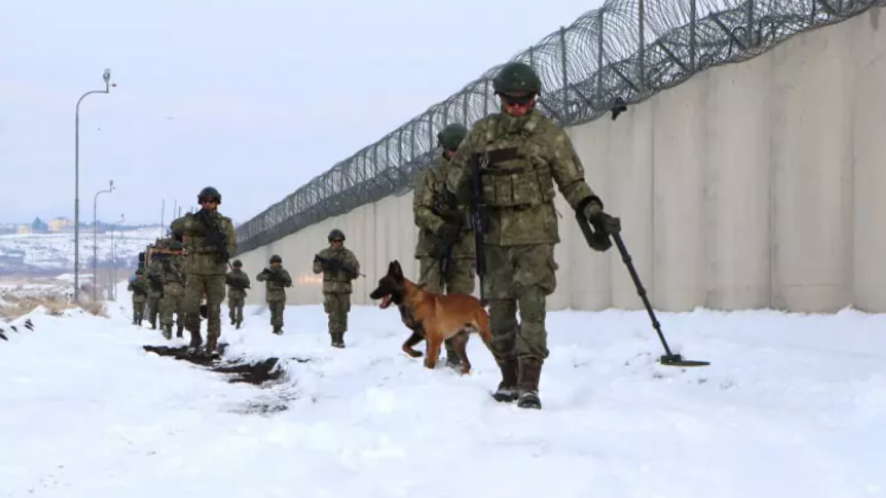 Türkiye sınıra duvar örüyor! Mehmetçiğin elleri tetikte!