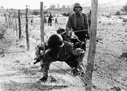 Foto - Türk askerini böyle karşılamışlardı! İşte tüm dünyanın konuştuğu o kare