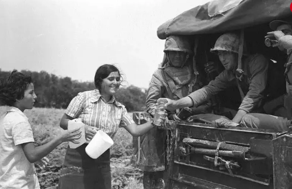 Foto - Türk askerini böyle karşılamışlardı! İşte tüm dünyanın konuştuğu o kare