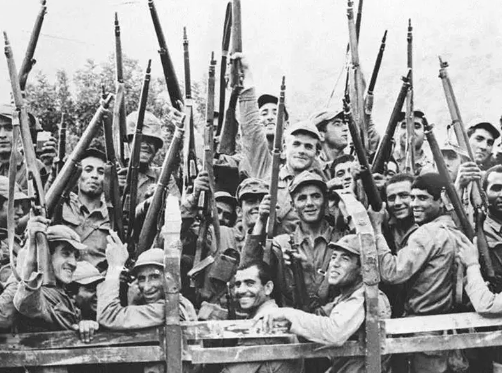 Foto - Türk askerini böyle karşılamışlardı! İşte tüm dünyanın konuştuğu o kare