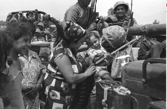 Foto - Türk askerini böyle karşılamışlardı! İşte tüm dünyanın konuştuğu o kare