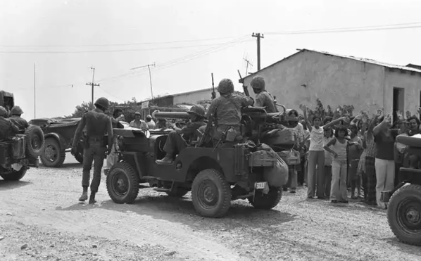 Foto - Türk askerini böyle karşılamışlardı! İşte tüm dünyanın konuştuğu o kare