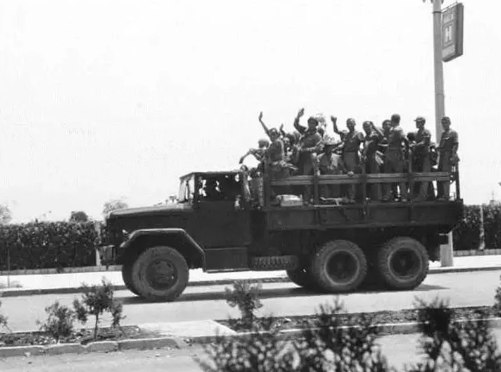 Foto - Türk askerini böyle karşılamışlardı! İşte tüm dünyanın konuştuğu o kare
