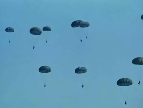 Foto - Türk askerini böyle karşılamışlardı! İşte tüm dünyanın konuştuğu o kare