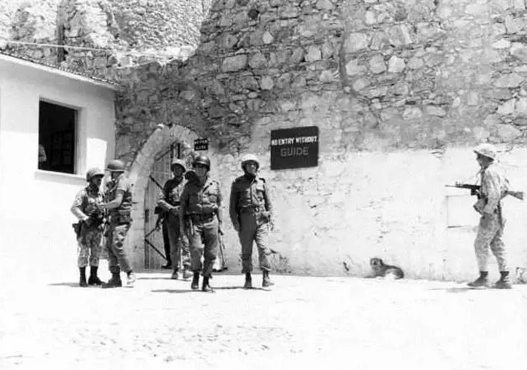 Foto - Türk askerini böyle karşılamışlardı! İşte tüm dünyanın konuştuğu o kare