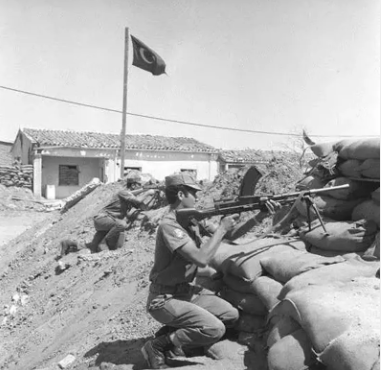 Foto - Türk askerini böyle karşılamışlardı! İşte tüm dünyanın konuştuğu o kare
