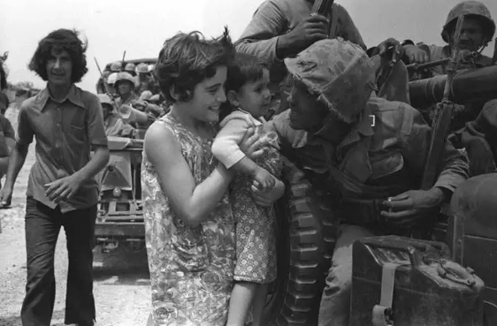 Foto - Türk askerini böyle karşılamışlardı! İşte tüm dünyanın konuştuğu o kare