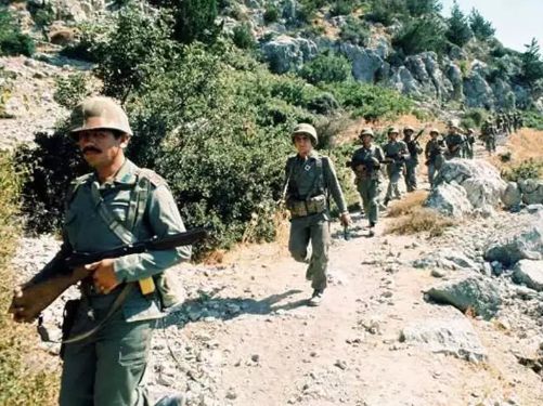 Foto - Türk askerini böyle karşılamışlardı! İşte tüm dünyanın konuştuğu o kare