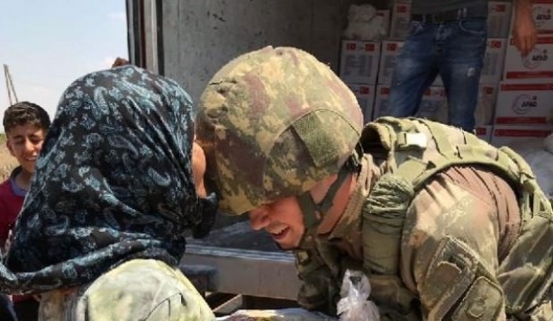 Foto - Türk askerleri gittikleri yerlerde sivilleri böyle hedef alıyor!