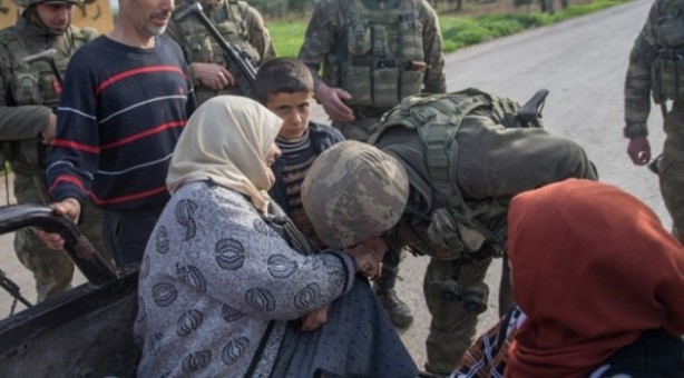 Foto - Türk askerleri gittikleri yerlerde sivilleri böyle hedef alıyor!