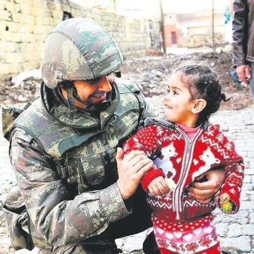 Türk askerleri gittikleri yerlerde sivilleri böyle hedef alıyor!