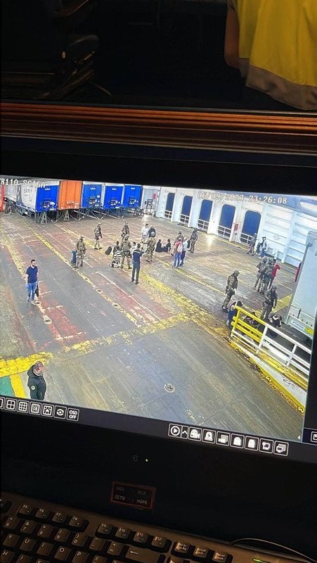 Foto - Türk bayraklı gemide kaçak saldırısı! Uluslararası sularda büyük operasyon!