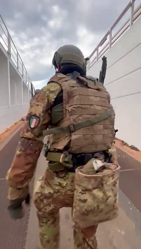 Foto - Türk bayraklı gemide kaçak saldırısı! Uluslararası sularda büyük operasyon!