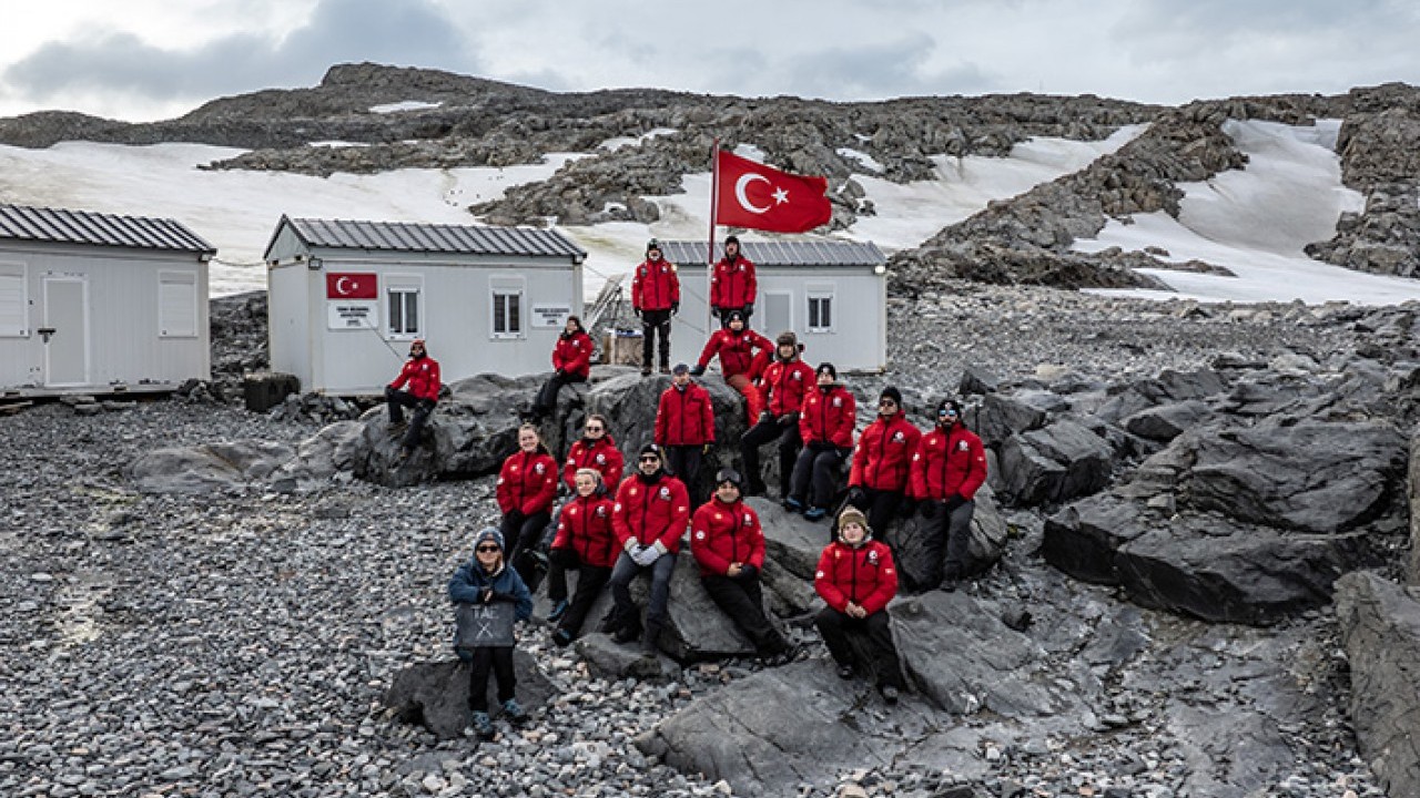 Türk bilim insanları Antarktika'da dünya için çözüm peşinde Beyaz Kıta'da yanıt arıyoruz