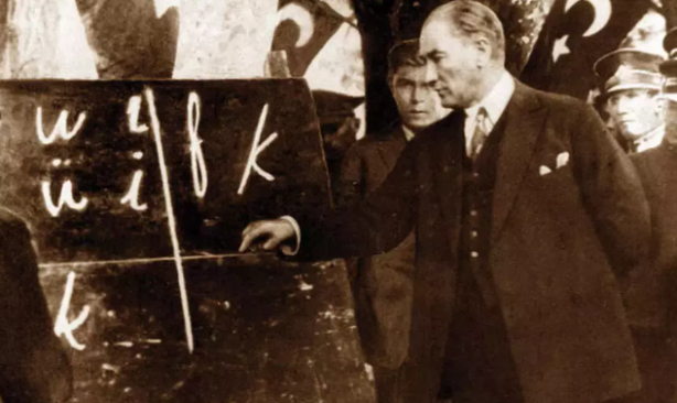 Foto - Türk Dünyası, Türk’e ait olmayan alfabeyi kabul ederek tarihe geçti