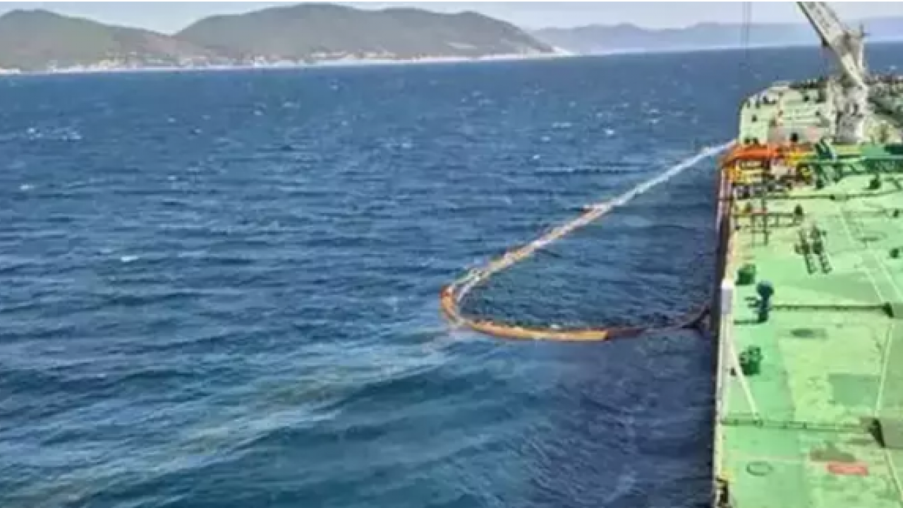 Foto - Türk gemisinden şok haber! Alarm verildi:Tamı tamına 1 ton petrol...