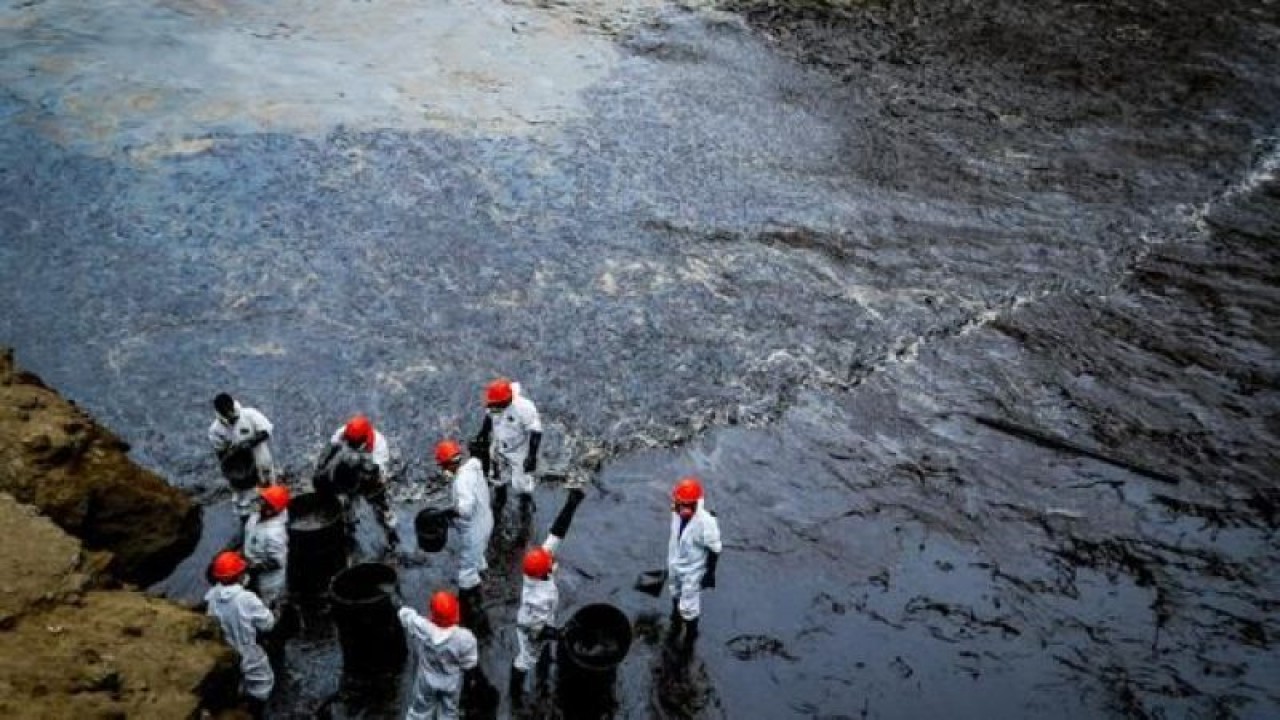 Foto - Türk gemisinden şok haber! Alarm verildi:Tamı tamına 1 ton petrol...