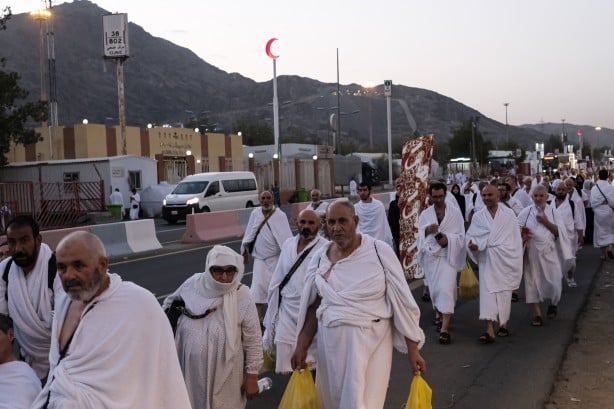 Foto - Türk hacı adaylarının Arafat'a intikali başladı