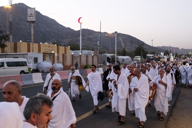 Türk hacı adaylarının Arafat'a intikali başladı