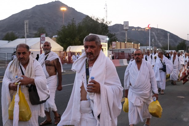 Foto - Türk hacı adaylarının Arafat'a intikali başladı